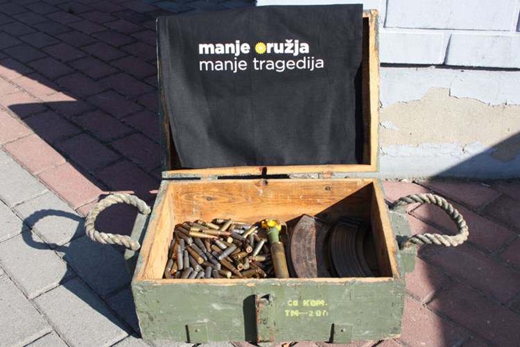 Slika Fotografije/Opcenite fotografije/Manje oruzja manje tragedija/MSredisce.jpg